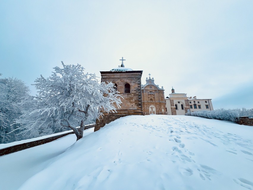 Klasztor na Świętym Krzyżu w zimowej odsłonie. Zobacz bajeczne zdjęcia