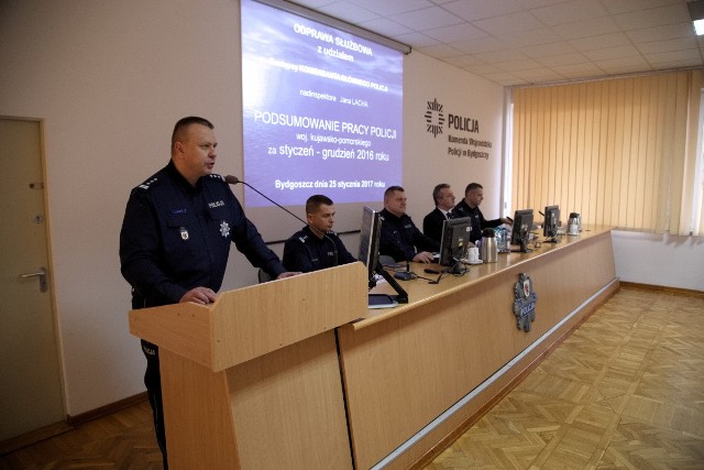 W podsumowaniu uczestniczyli m.in. zastępca komendanta głównego policji nadinsp. Jan Lach, wojewoda kujawsko-pomorski Mikołaj Bogdanowicz, szefowie prokuratur okręgowych z Bydgoszczy, Torunia i Włocławka oraz przewodniczący związków zawodowych policjantów i pracowników policji.Reszta podsumowania pod kolejnymi zdjęciami.