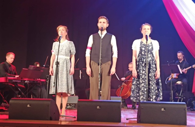Podczas koncertu aktorzy z zespołu &quot;Sonanto&quot; zaśpiewali piosenki z czas&oacute;w Powstania Warszawskiego.