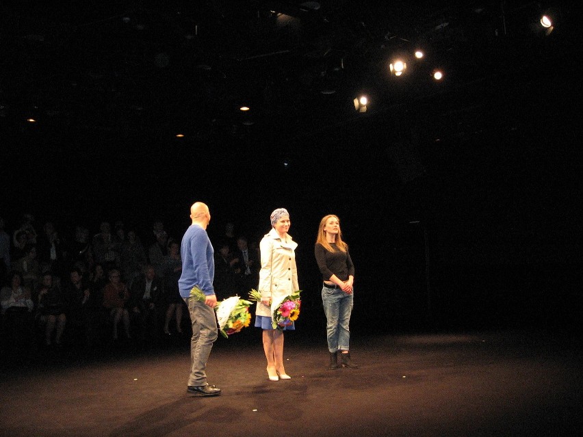 Premiera w Teatrze Powszechnym w Radomiu. "Jabłko" - trójkąt na ławce