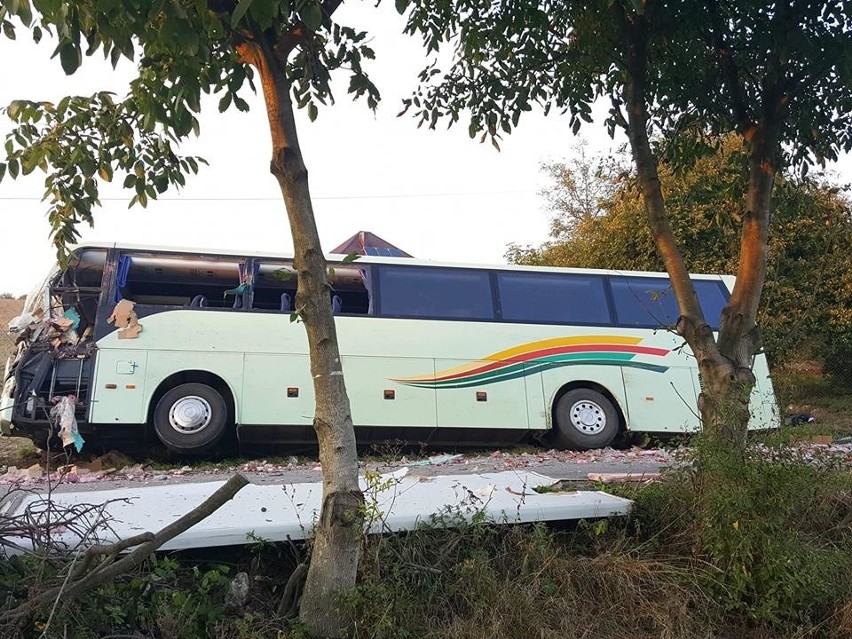 Wypadek w Jaksicach. Autokar zderzył się z samochodem, kilka...