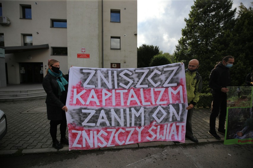 Protest ekologów w Katowicach. “Nie oddamy Bieszczad piłom”....
