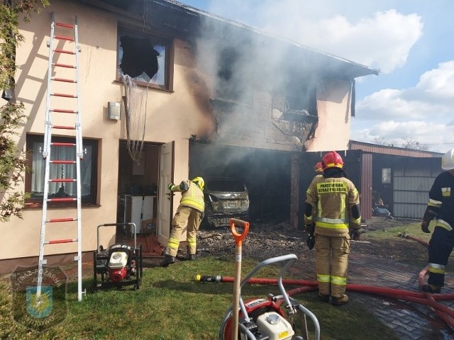 Pożar budynku gospodarczego i garażu wybuchł we wtorek, 19 kwietnia, chwilę po godzinie 15 w Powidzu. Na miejsce przyjechało sześć jednostek strażackich.Przejdź dalej --->