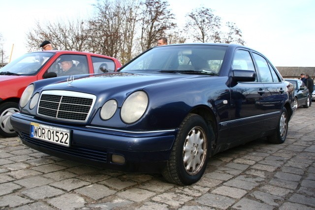 Mercedes E-Klasse, 1997 r., 2,2 D, elektryczne szyby i lusterka, klimatyzacja, 6x airbag, ESP, centralny zamek, 8 tys. 400 zł