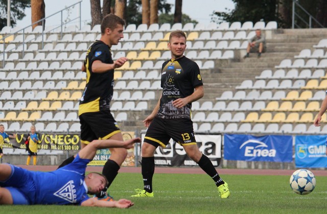 Piłkarze Energii Kozienice, Łukasz Szary (z prawej) i Bartłomiej Michalski (z lewej) w ciągu tygodnia rozegrają trzy mecze ligowe.
