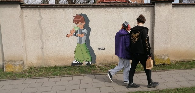 Graffiti przedstawiające postać głównego bohatera z amerykańskiego serialu Ben 10 znajduje się przy ul. Piątkowskiej, tuż przy skrzyżowaniu z Al. Solidarności.