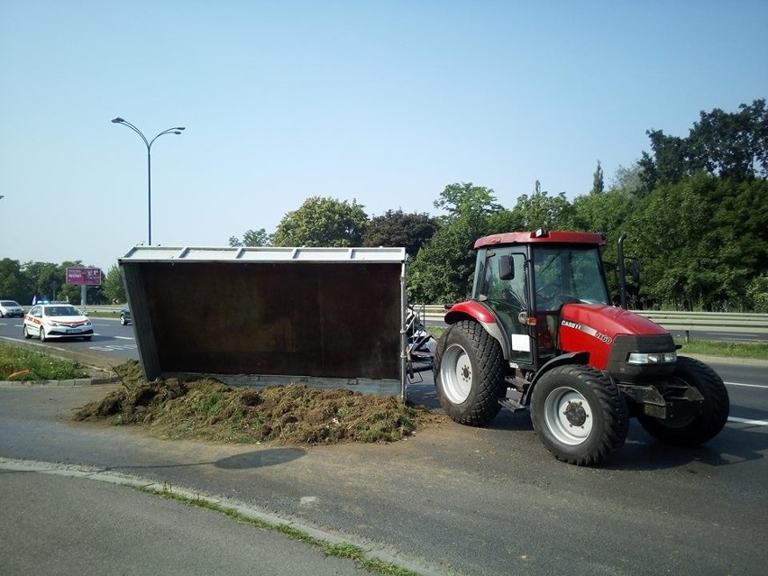 Kraków. Na ulicy Konopnickiej wywróciła się przyczepa od traktora