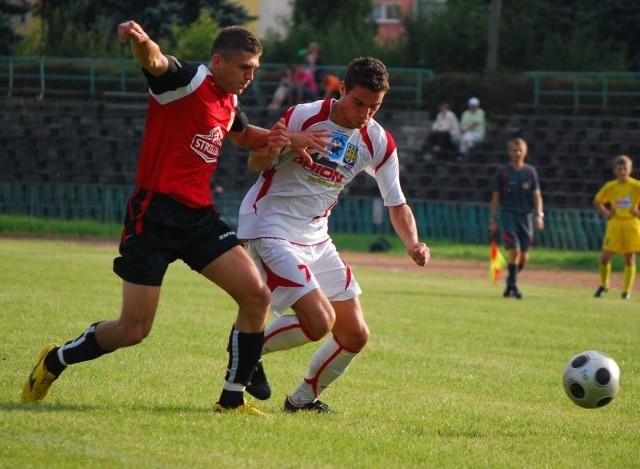Juventa Starachowice wygrała wczoraj trzecioligowy mecz z Naprzodem Jędrzejów 1:0. Z prawej zawodnik gospodarzy Karol Kopeć. 
