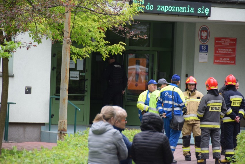 Tarnów. Matura w ZSME opóźniona przez alarm bombowy [ZDJĘCIA]