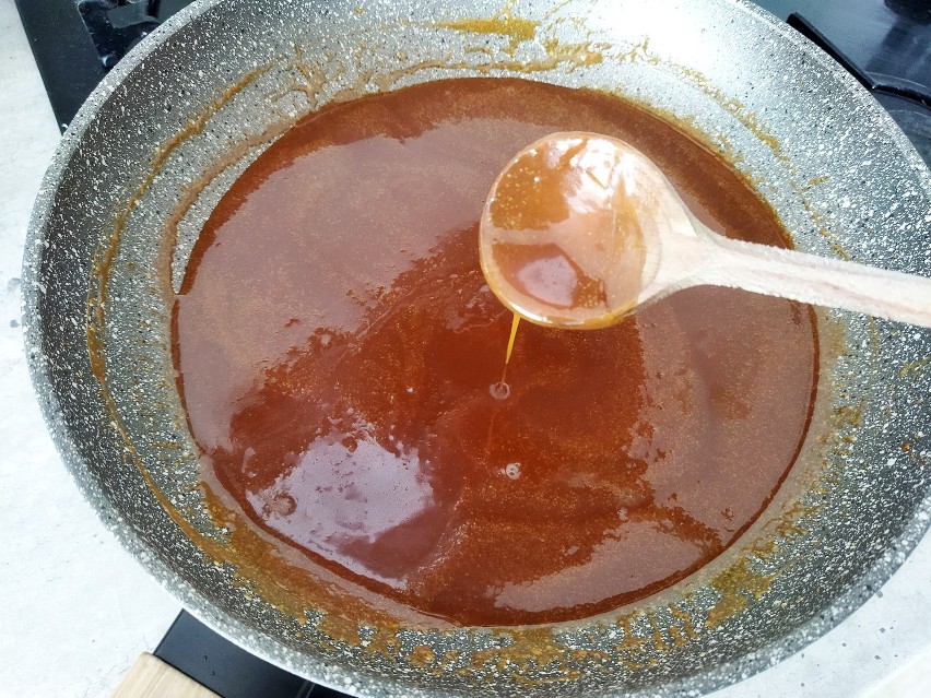 Gotowy sos karmelowy jest gęsty i ma piękny złoto-brązowy...