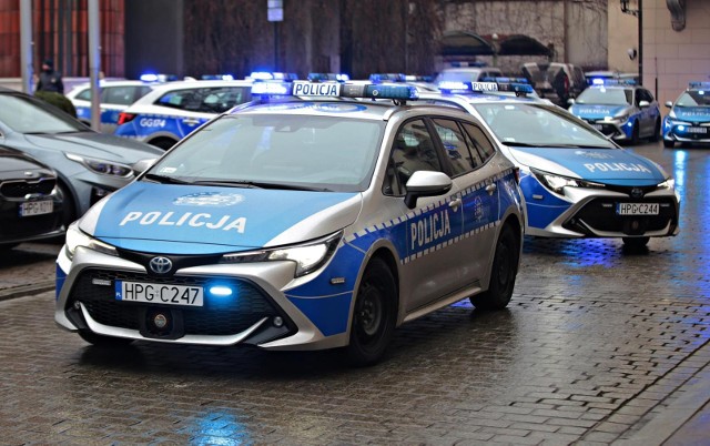 Policjanci z komisariatu w Pobiedziskach zatrzymali 40-letniego mieszkańca Pobiedzisk, który nielegalnie zrzucał ścieki z pojazdy do przewożenia nieczystości, tak zwanej szambiarki.