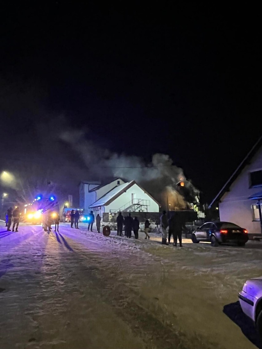 Pożar w Luzinie! Pali się dom przy ul. Ofiar Stutthofu. 14.12.2022. WIDEO, ZDJĘCIA