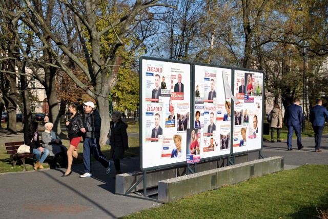 Zgodnie z prawem kandydaci mogą się reklamować m.in. na tej tablicy informacyjnej na pl. Litewskim