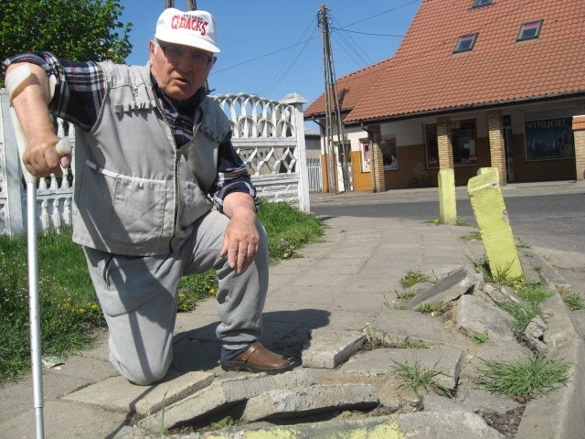 - Ja o to walczę od lat, bo tak nie powinno być - mówi Jan Borowski pokazując zniszczony chodnik na krzyżówce Chrobrego i Kolejowej. 