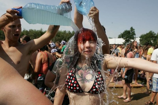Przy kranach na Przystanku Woodstock ustawiają się tłumy. Wszyscy chcą schłodzić się wodą.