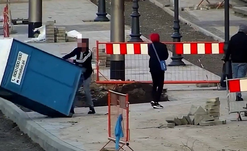 Kamery monitoringu miejskiego w Pabianicach zarejestrowały,...