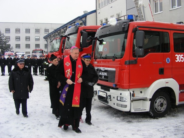 Nowe samochody poświęcił arcybiskup Stanisław  Gądecki
