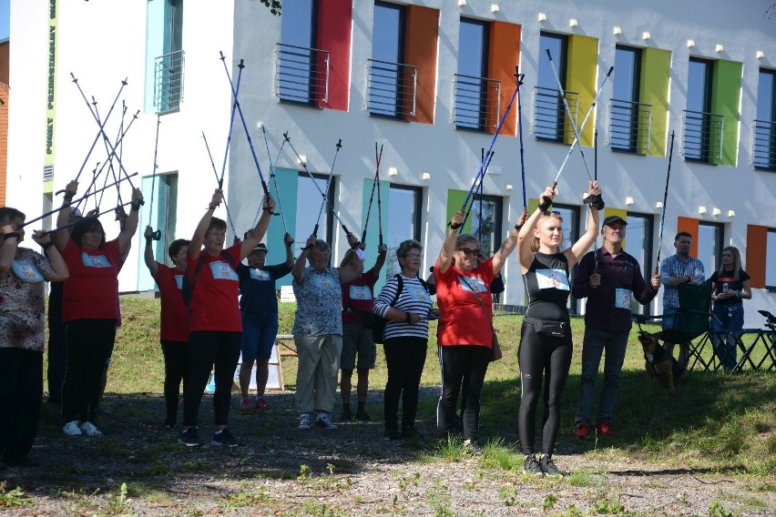 Seniorzy z gminy Daleszyce w rajdzie Nordic Walking. Dzień pełen wrażeń zakończył się tańcami pod chmurką