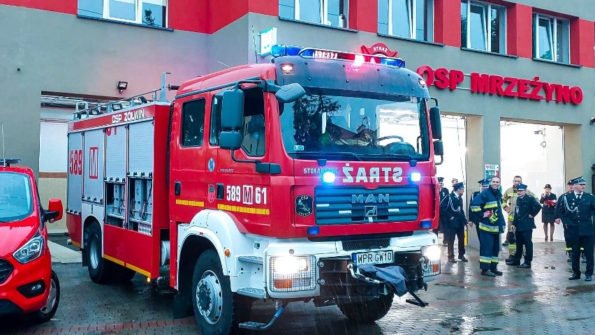 OSP Mrzeżyno z nowym wozem strażackim. Pojazd wypożyczyła im zaprzyjaźniona gmina