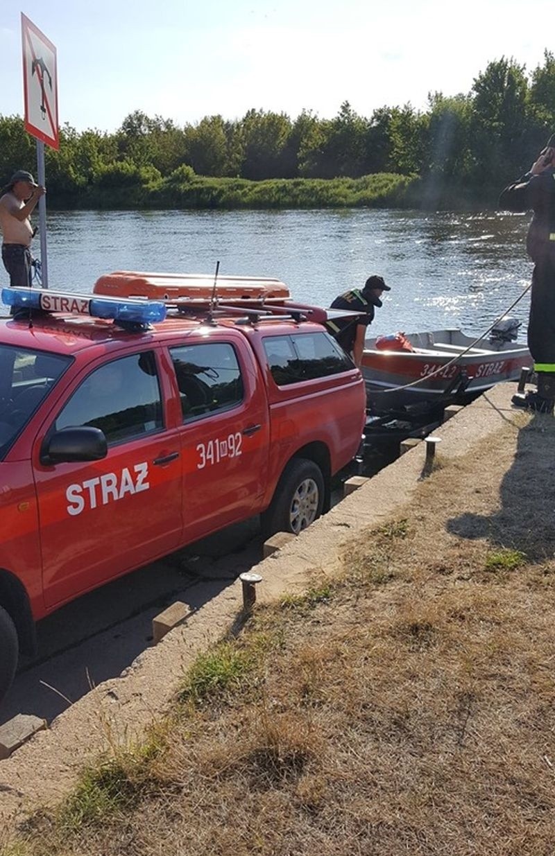 Topielec w Narwi w Laskowcu. Trwa akcja straży pożarnej. 26.07.2020. Zdjęcia