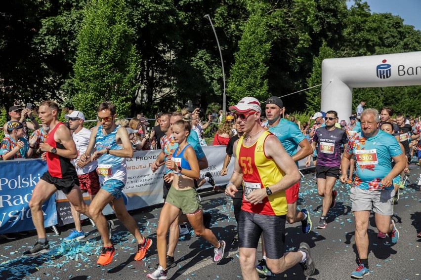 W biegu na 5 km biegacze musieli sobie radzić z czasem i...