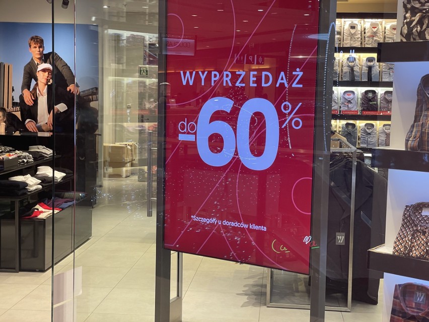 Wyprzedaże w sklepach sięgają nawet 60 proc.