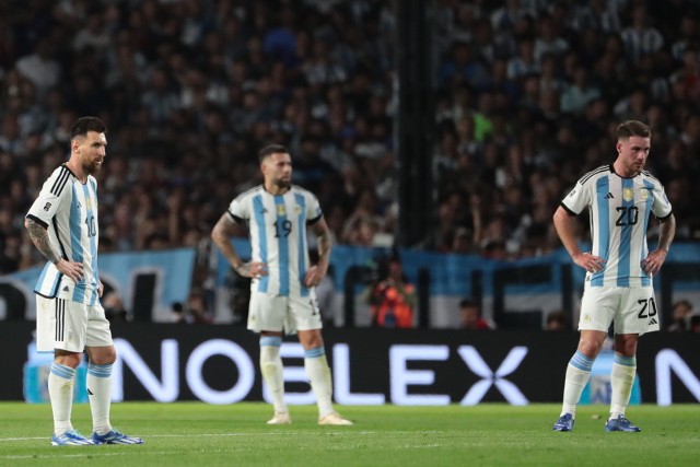 Lionel Messi, Nicolas Otamendi i Alexis Mac Allister nie mogą uwierzyć w pierwszą od porażkę Argentyny