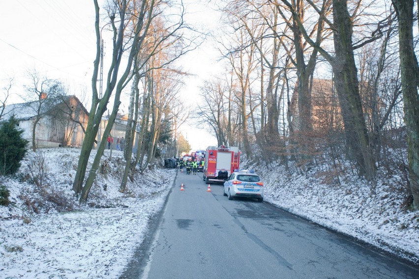 Wypadek w Gierczycach-Czyżyczce, samochód osobowy wylądował na boku, jedna osoba jest ranna [ZDJĘCIA]