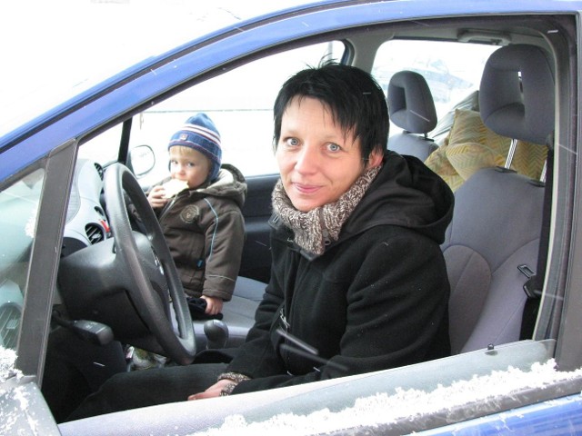 - Nie znam się na samochodach, nie mam męża, który by mi doradził, więc zaufałam sprzedawcy &#8211; mówi rozżalona Agnieszka Racławska. 