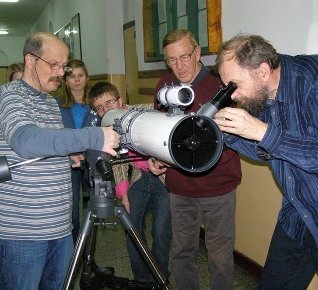 Ludwik Lehman (z prawej) jak i członkowie klubu z zaciekawieniem sprawdzali nową lunetę