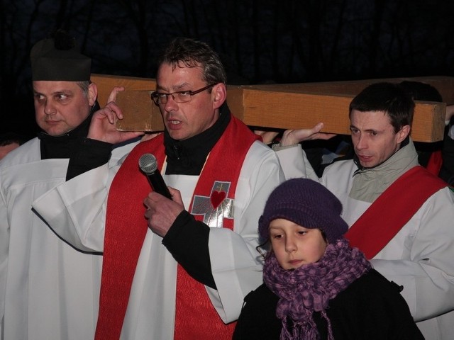 Kapłani i pielgrzymi dźwigali ogromy krzyż z drewna. Na pierwszym planie kustosz rokitniańskiego sanktuarium ks. dr Józef Tomiak.