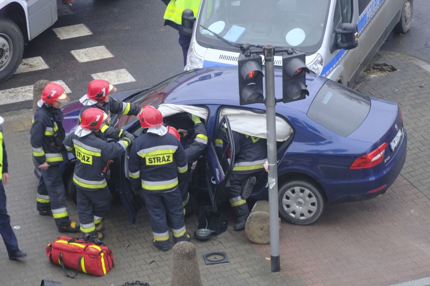 Wrocław: Groźny wypadek radiowozu. Ranny ważny urzędnik