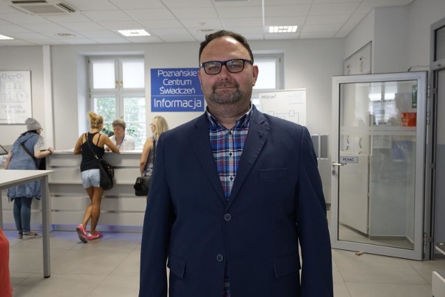 Damian Napierała, zastępca dyrektora Poznańskiego Centrum Świadczeń zachęca klientów do wcześniejszego umówienia terminu wizyty. Można to zrobić przez internet lub telefonicznie