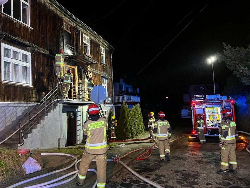Pożar ściany drewnianego domu przy ul. Ostrołęckiej w Przemyślu. Ewakuowano 5 osób [ZDJĘCIA, WIDEO]