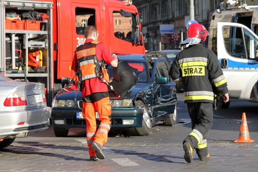 Wrocław: Wypadek w Śródmieściu, 4 osoby ranne. W tym dziecko i kobieta w ciąży (ZDJĘCIA)