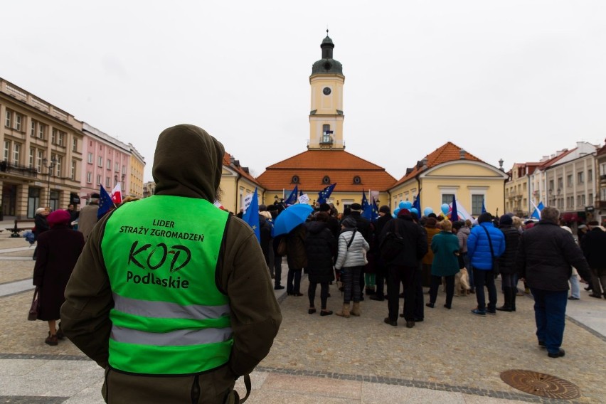 Sympatycy KOD śpiewali "Odę do radości" na rynku 