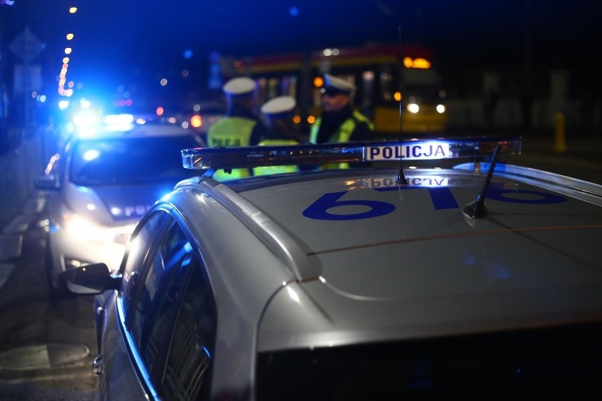 Policyjny pościg w Olsztynie koło Częstochowy. 27-letni kierowca uszkodził dwa radiowozy. Zniszczył też boisko Kmicica Kruszyna? ZDJĘCIA