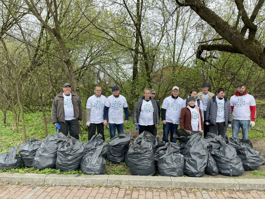 Ponad 40 worków z odpadami zebrano w piątek, 5 kwietnia...