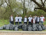 Wspólne sprzątanie wokół rzeki Koprzywianki w Koprzywnicy. Zebrano 40 worków śmieci. Zobacz zdjęcia z akcji 
