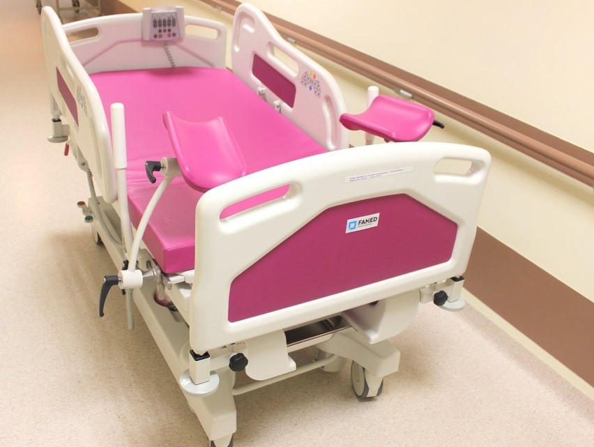 Przekazanie nowego łóżka porodowego szpitalowi powiatowemu w...