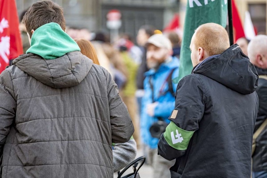 Kilkaset osób wzięło udział w Marszu Zwycięstwa, który w...