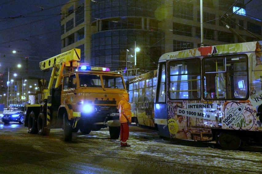 Wykoleił się tramwaj na pl. Bema. Pierwszy wagon skręcił w prawo, drugi w lewo [ZDJĘCIA]