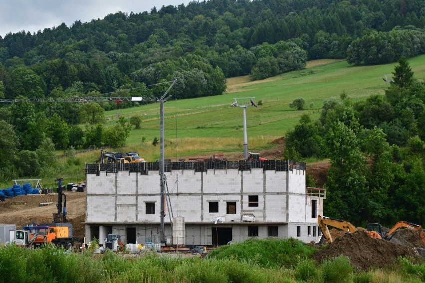 W Wańkowej w Bieszczadach budują nowy wyciąg narciarski. Powstanie tu całoroczne Centrum Turystyki Aktywnej i Sportu "Bieszczad-ski" [FOTO]