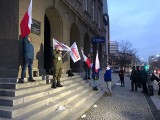 Protesty antyszczepionkowców pod komendą w Opolu. Głos zabrała policja. Mówi o "nieodpowiedzialnym zachowaniu"