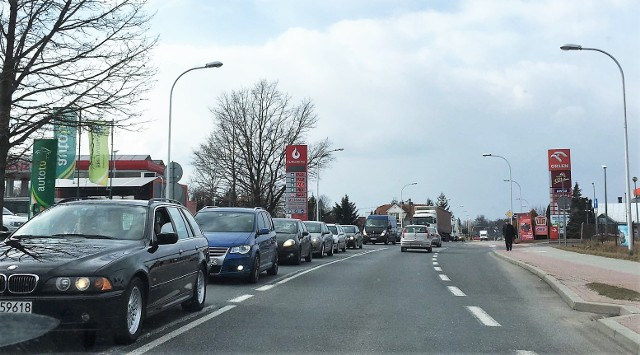 Ruch wahadłowy na odcinku ulicy Sikorskiego w ciągu drogi wojewódzkiej 871 w Tarnobrzegu. Trwa budowa ronda obwodnicy.