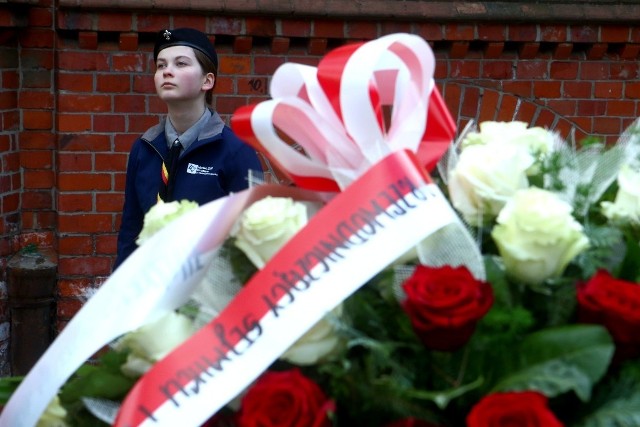 We Wrocławiu przy tablicach pamiątkowych złożono kwiaty i zapalono znicze
