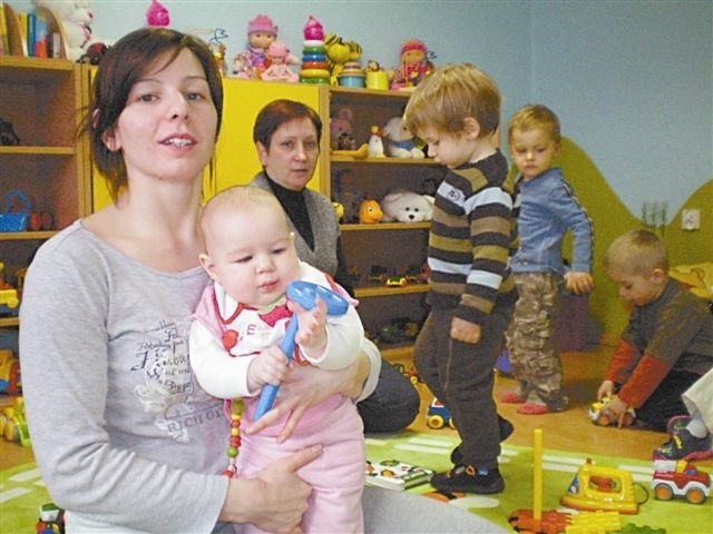 Krystyna Pach z Laurą (na rękach) i innymi dzieciakami z Kącika Malucha. (fot. Dorota Richter)