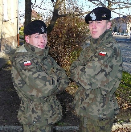 Szer. zaw. Marcin Chłopeniuk (z prawej) jest już żołnierzem...