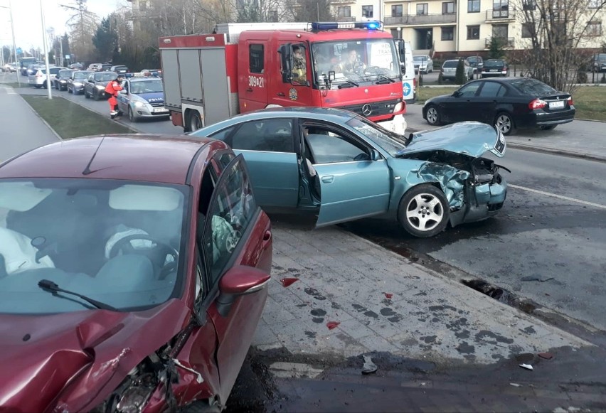 Wypadek na Parafialnej. Ukrainiec zjechał na przeciwny pas i doprowadził do czołowego zderzenia [ZDJĘCIA]