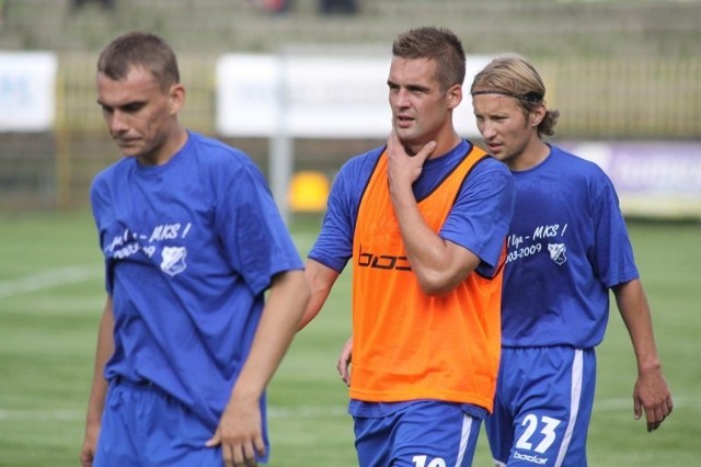 Piłkarze MKS-u (od lewej): Rafał Niziołek, Michał Glanowski i Rafał Wodniok musieli się pogodzić z porażką, na którą nie zasłużyli.